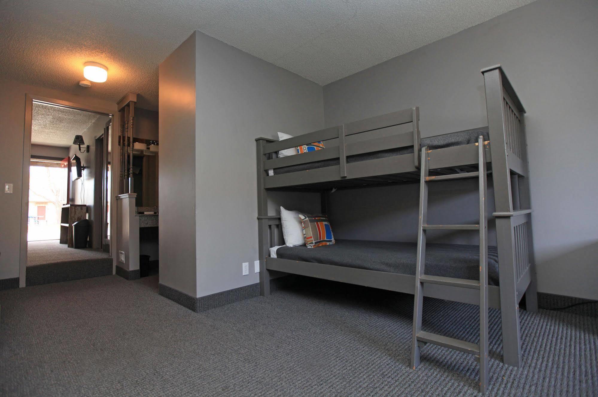 Vintage Block Inn & Suites أوكوبوجي المظهر الخارجي الصورة